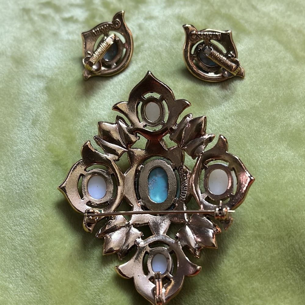 Vintage Sarah Coventry 1968 "Remembrance" Brooch & Earrings - Picture 4 of 6